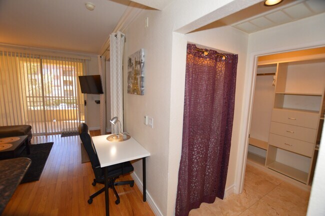 Building Photo - 230 E Flamingo Rd