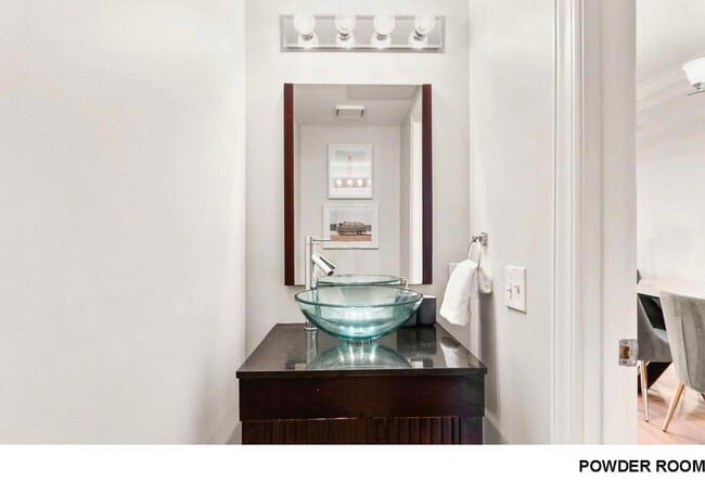 Building Photo - Gorgeous 2br/2ba Upper Level Rowhome with Roof Deck & Parking!