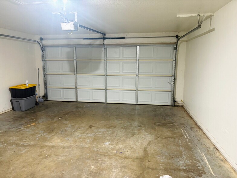 Building Photo - 2102 Westcliff Rd