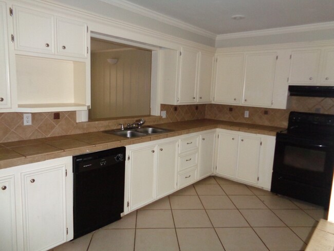 Building Photo - Super Spacious Home