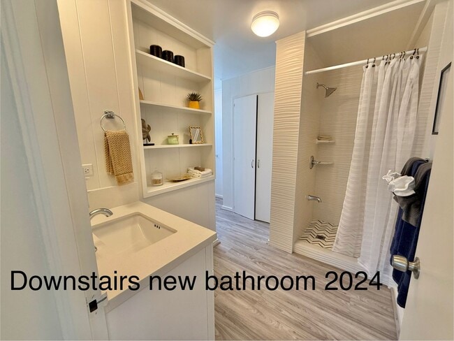 Building Photo - Modern two story Kaimuki home - all new ki...