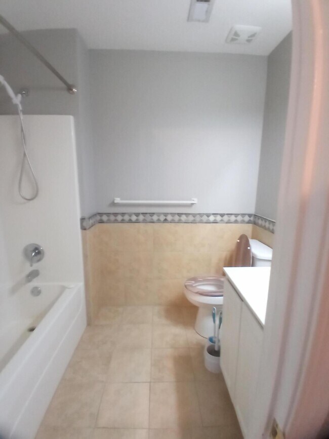 Building Photo - 2212 Dartmouth Dr