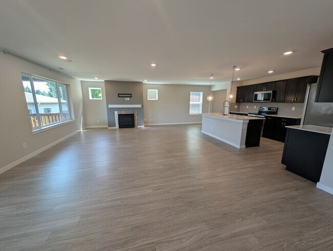 Building Photo - LIKE-NEW 4 bedroom home in Lacey!