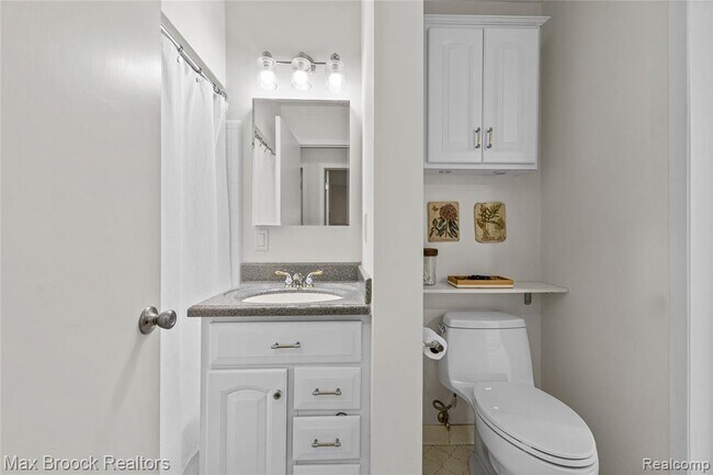 Building Photo - 704 Oakbrook Ridge Dr