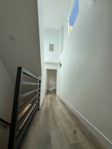 Hallway between bedrooms - 910 N Curson Ave