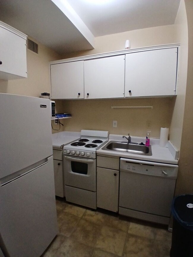 Building Photo - Premium 1-Bedroom in Gated Community: Move...