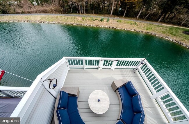 Building Photo - 3300 Lakeside View Dr