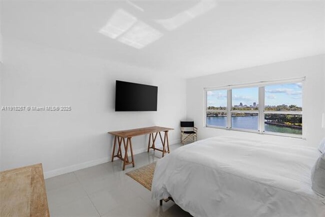 Building Photo - 9102 W Bay Harbor Dr