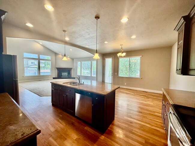 Building Photo - 2034 E 4500 S