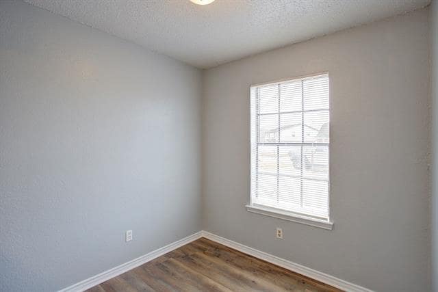 Building Photo - 313 Queens Ct S