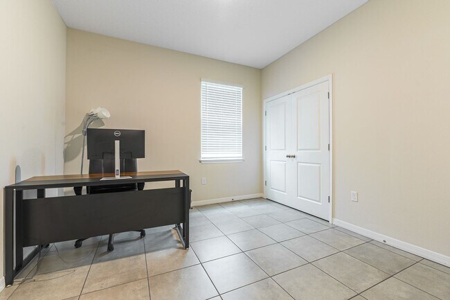Building Photo - Pet Friendly, Spacious, modern 4 bed home ...