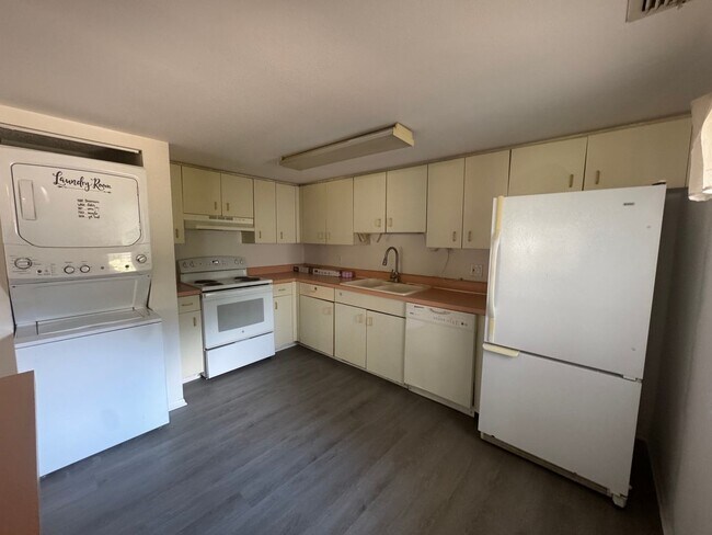 Building Photo - 2BR/2BA Downstairs Condo in Country Club V...