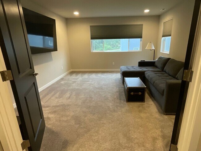 Building Photo - Furnished 4BR/3.5BA Home w/ Modern Ameniti...