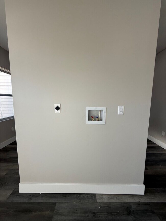 Building Photo - Newly Renovated 2 bedroom in Lincoln- Larimer