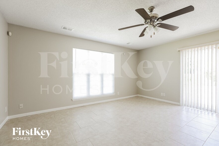 Building Photo - 724 Bristol Dr