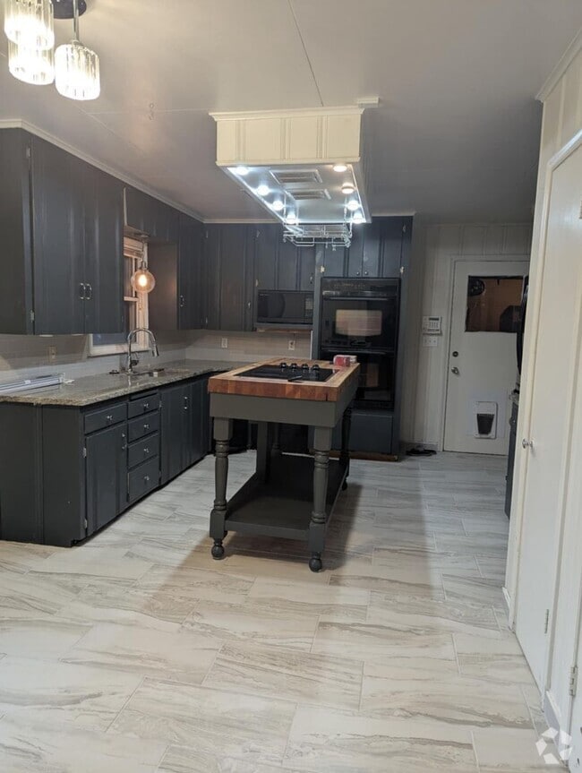 Building Photo - Beautiful 3 Bedroom home!  Fully renovated...