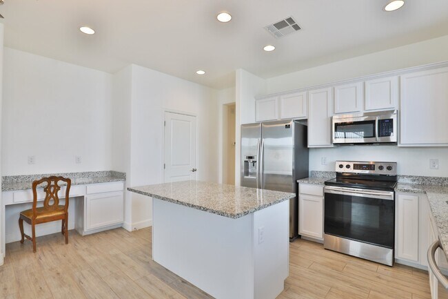 Building Photo - 548 E Vail Ln