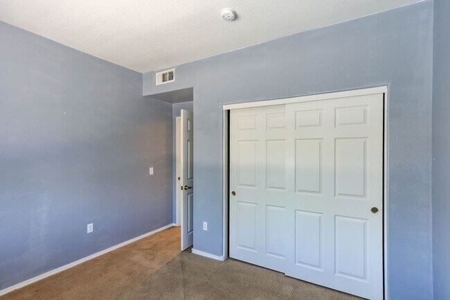 Building Photo - 2 Bed Condo Centrally Located