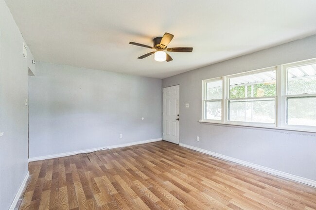 Building Photo - LIMITED TIME**NO APPLICATION FEE**1/2 OFF DEPOSIT**