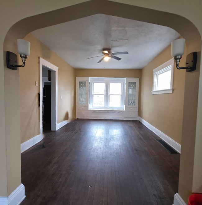 Building Photo - Single Family Home 3 beds 1 bath Available Now!