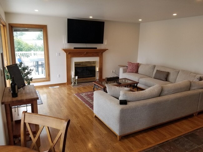 Building Photo - Welcoming 5 bed 3.5 bath South Hills Home