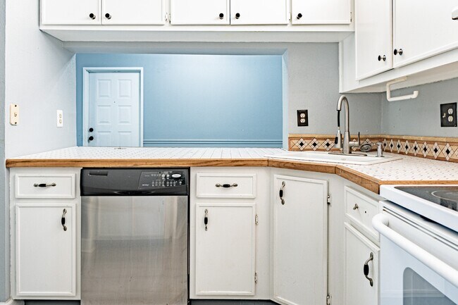 Building Photo - NEWLY REDUCED RENTAL PRICE!!