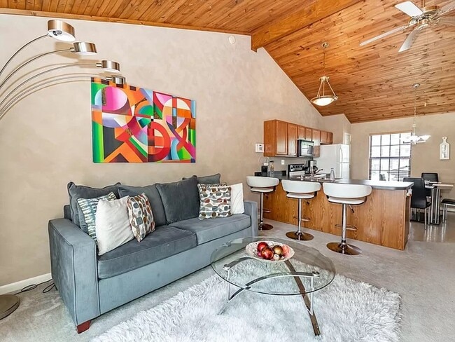 Building Photo - Townhome With Garage!