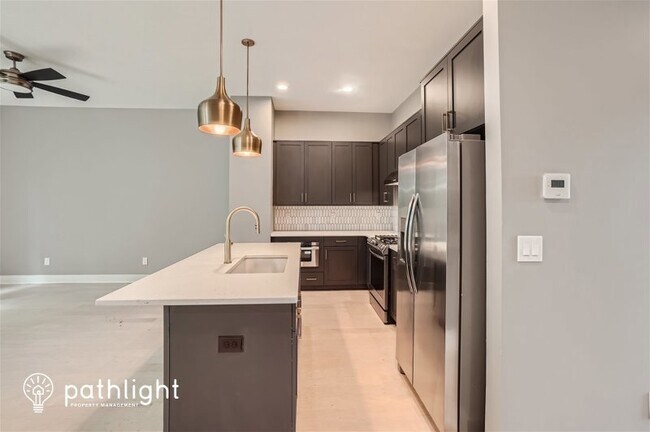 Building Photo - 865 Cavanaugh Avenue SE