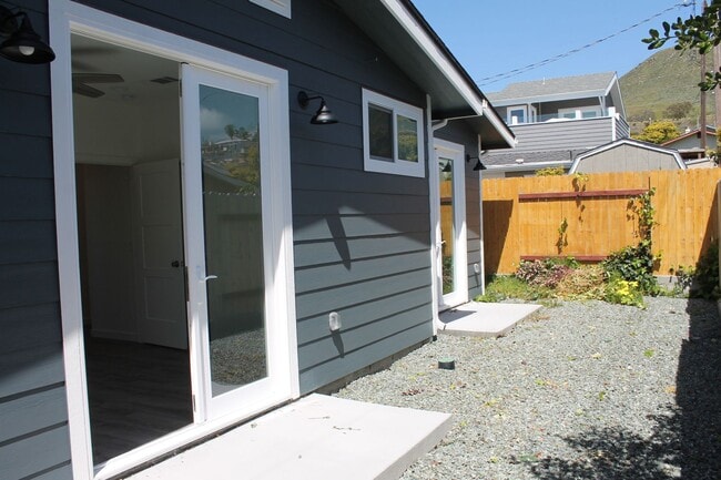 Building Photo - New and clean rear unit in duplex