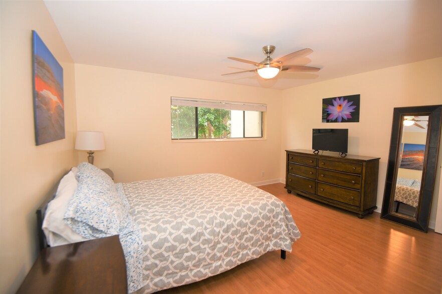 Spacious master bedroom suite - 3071 SE Aster Ln