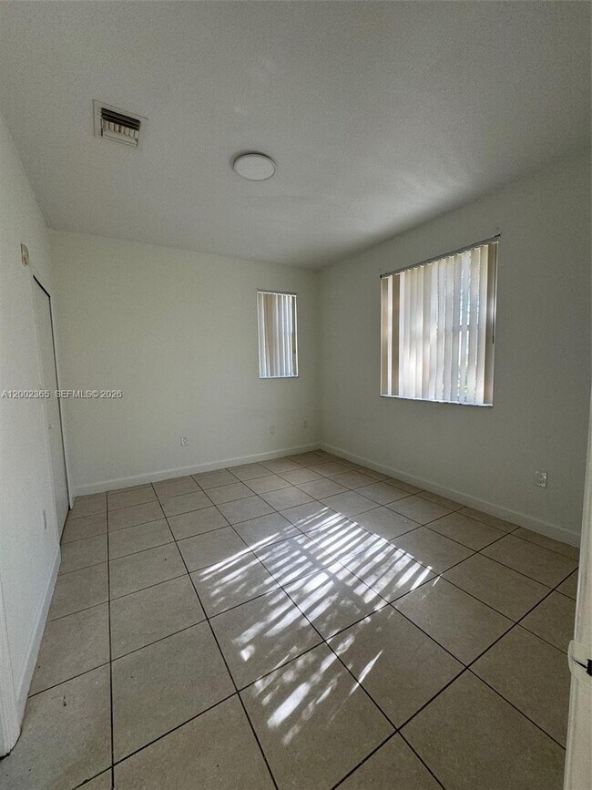 Building Photo - 1652 SE 28th St