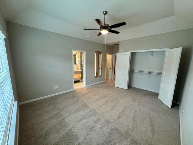 Building Photo - 12400 Greens Rd