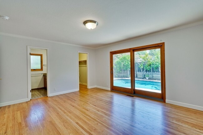Building Photo - Excellent 3 Bedroom 2 Bath In A Great Neig...