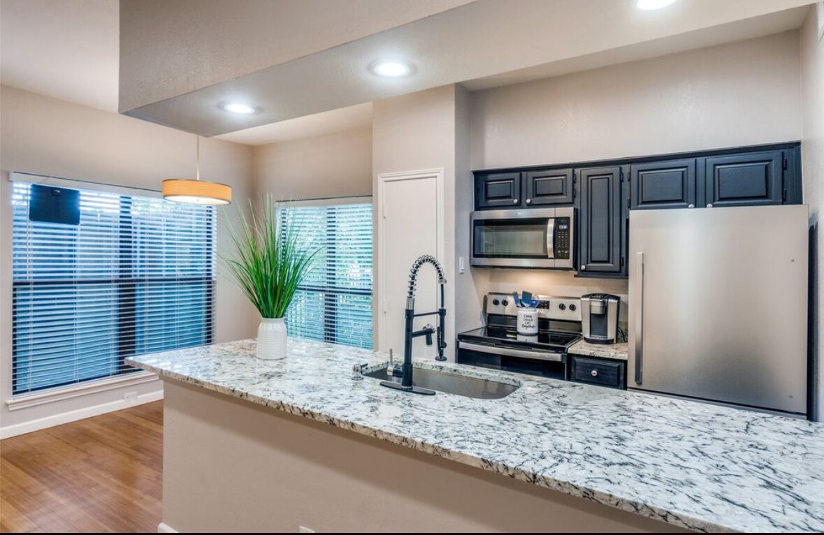 Building Photo - 7525 Holly Hill Dr