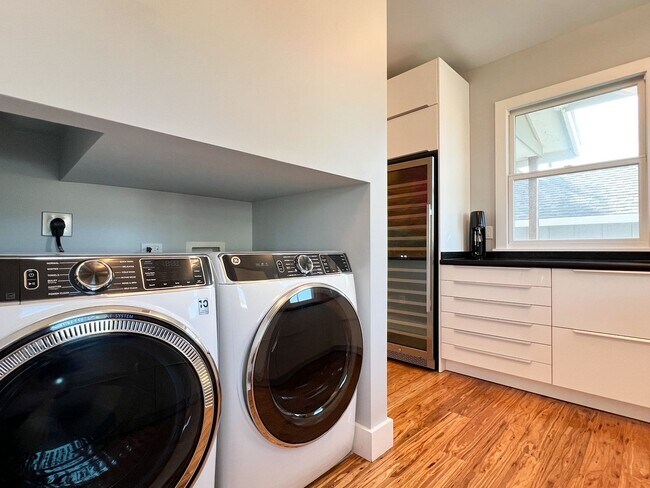 Building Photo - Fully Furnished Modern Home in the Desirable Alphabet Streets