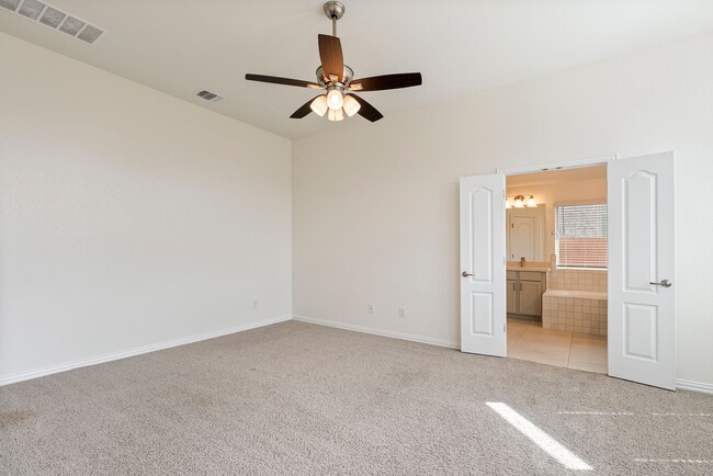 Building Photo - Beautiful 5 bedroom, 3 bathroom home in Buda!!!