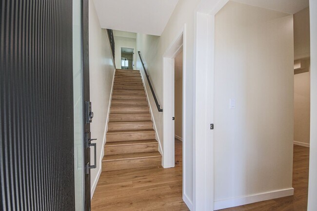 Building Photo - Ultra-Luxury Brand New 2 bed/2.5 bath and ...