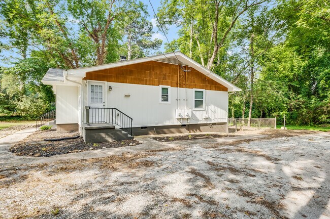 Building Photo - 2265 Columbia Dr