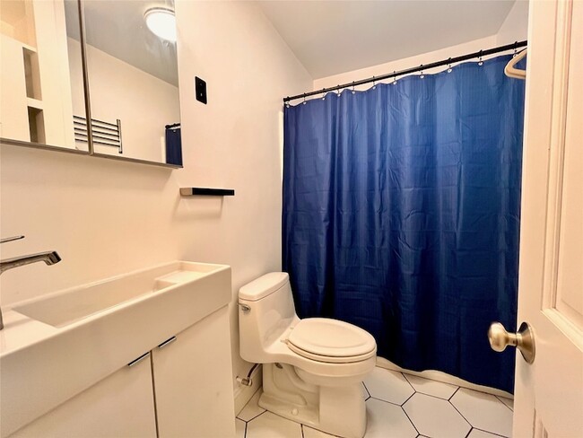 Building Photo - 421 Jolee St