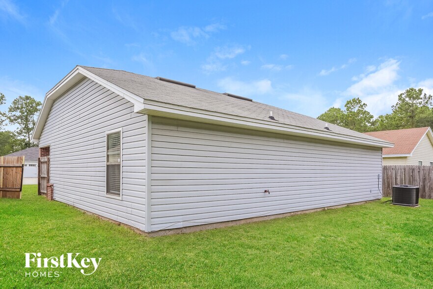 Building Photo - 8353 Longspur Ave