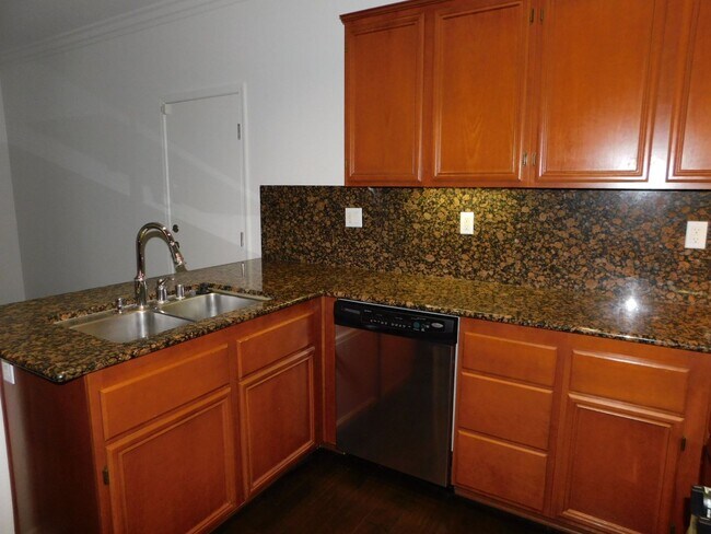 Building Photo - Beautiful 4 bed, 2.5 bath unit in Orange.