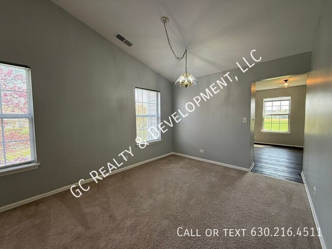 Building Photo - 671 W Streamwood Blvd