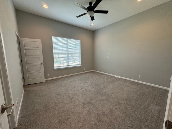 Building Photo - 4 bed 3 bath 2 car garage all maintenance ...