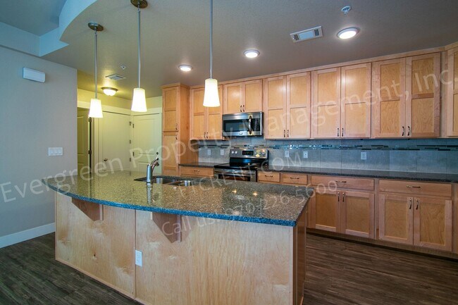 Building Photo - 2715 Iowa Dr