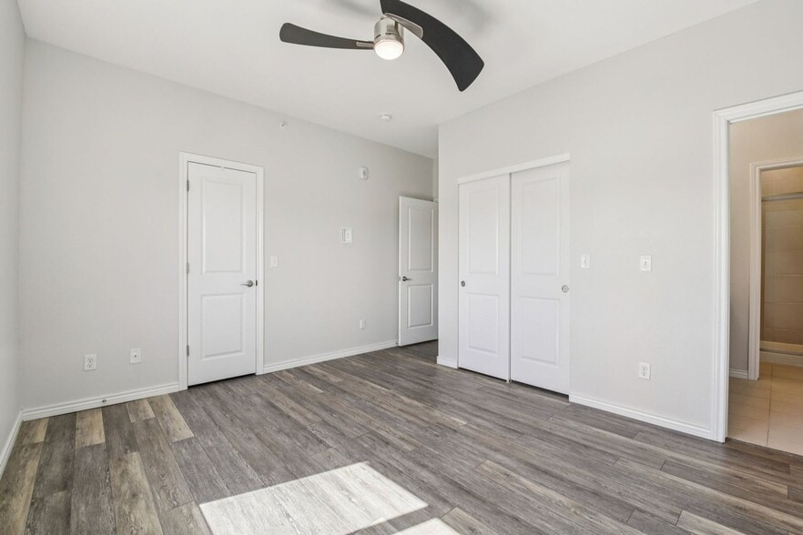 Building Photo - 226 N Parkside Dr