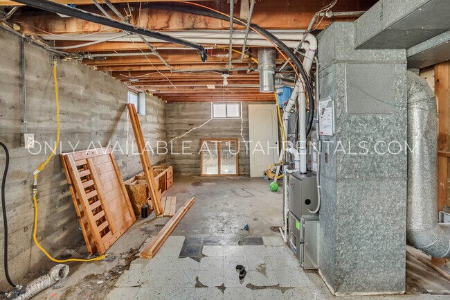 Building Photo - 360 E 400 S