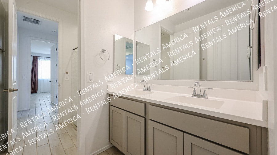 Building Photo - 15689 W Woodlands Ave