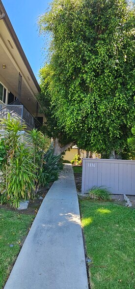 Building Photo - 1336 W Valencia Dr