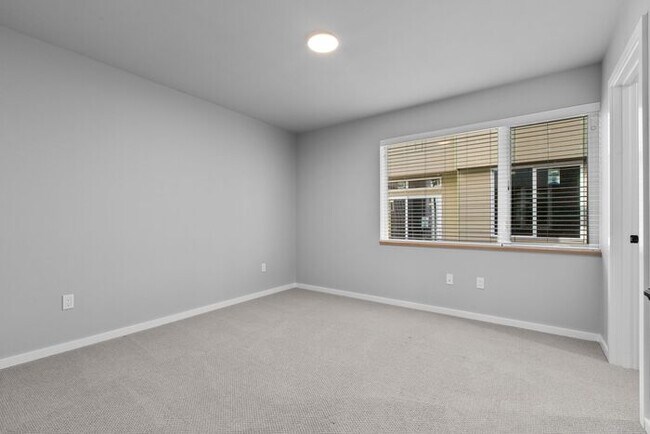 Building Photo - Stunning Othello Park Designer Townhome with Air Conditioning