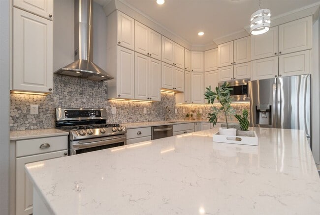 Building Photo - 805 28th St NW